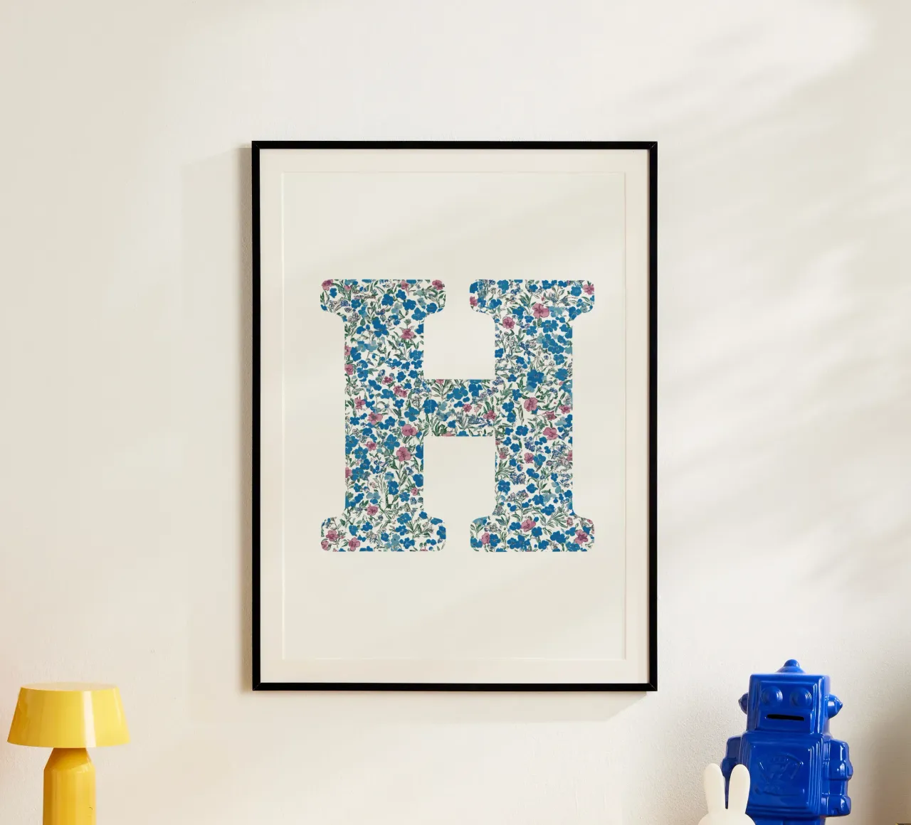 Floral H poster con telaio in alluminio da KidzStudio
