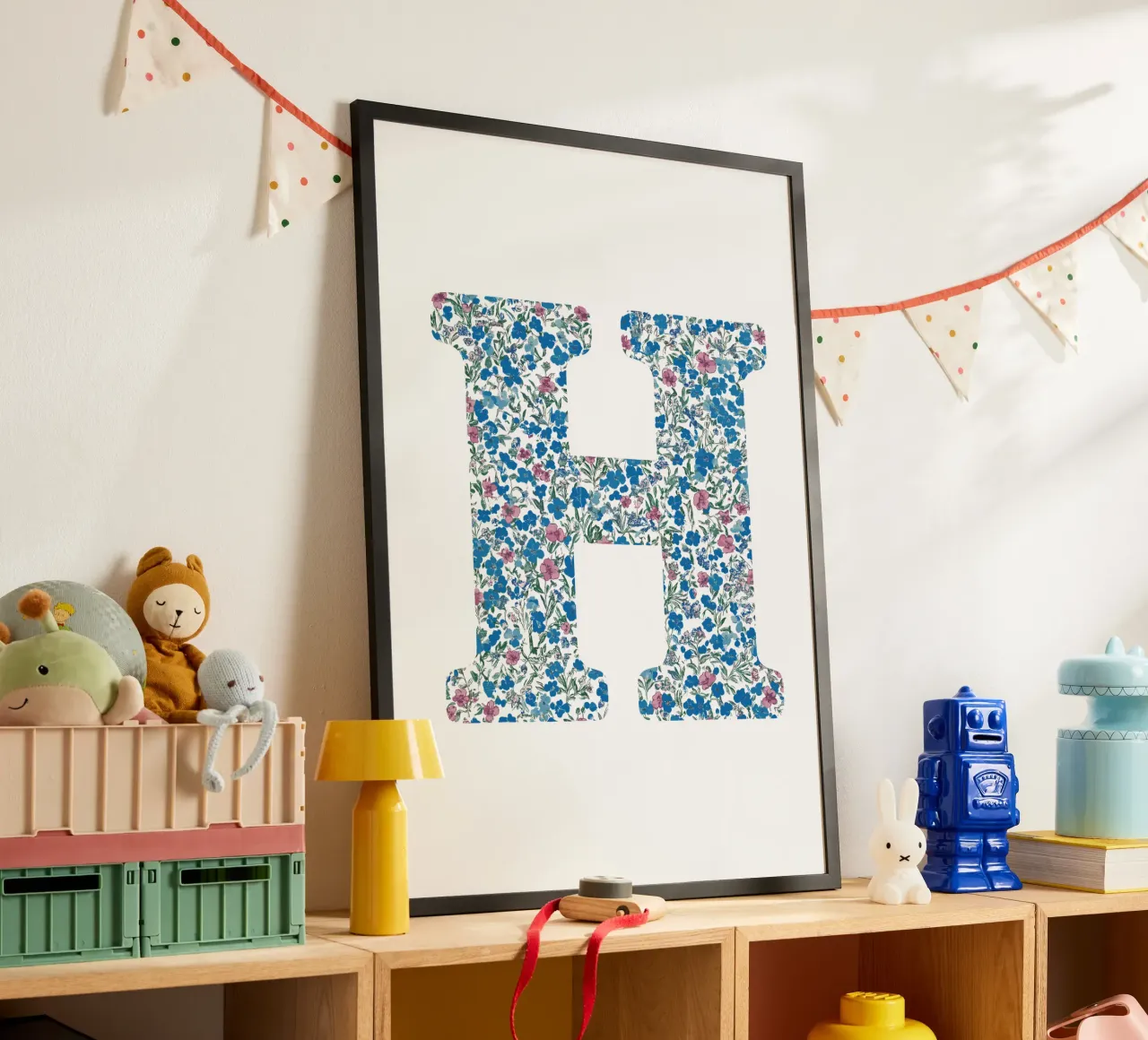 Floral H poster con telaio in alluminio da KidzStudio