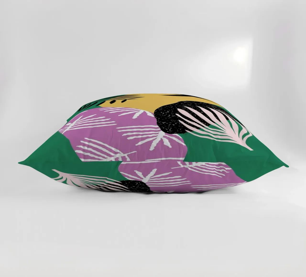 Tropical Bird in Green cuscino da Linda Gobeta