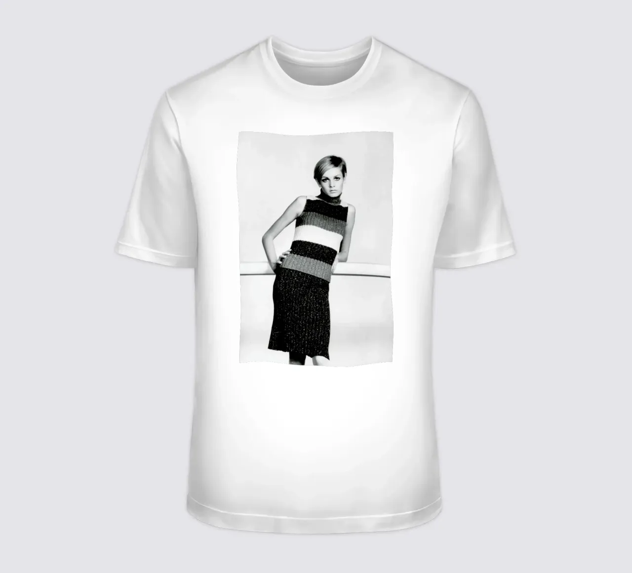 Twiggy in a knitted suit t-shirt da Gallery Print and Art Limited