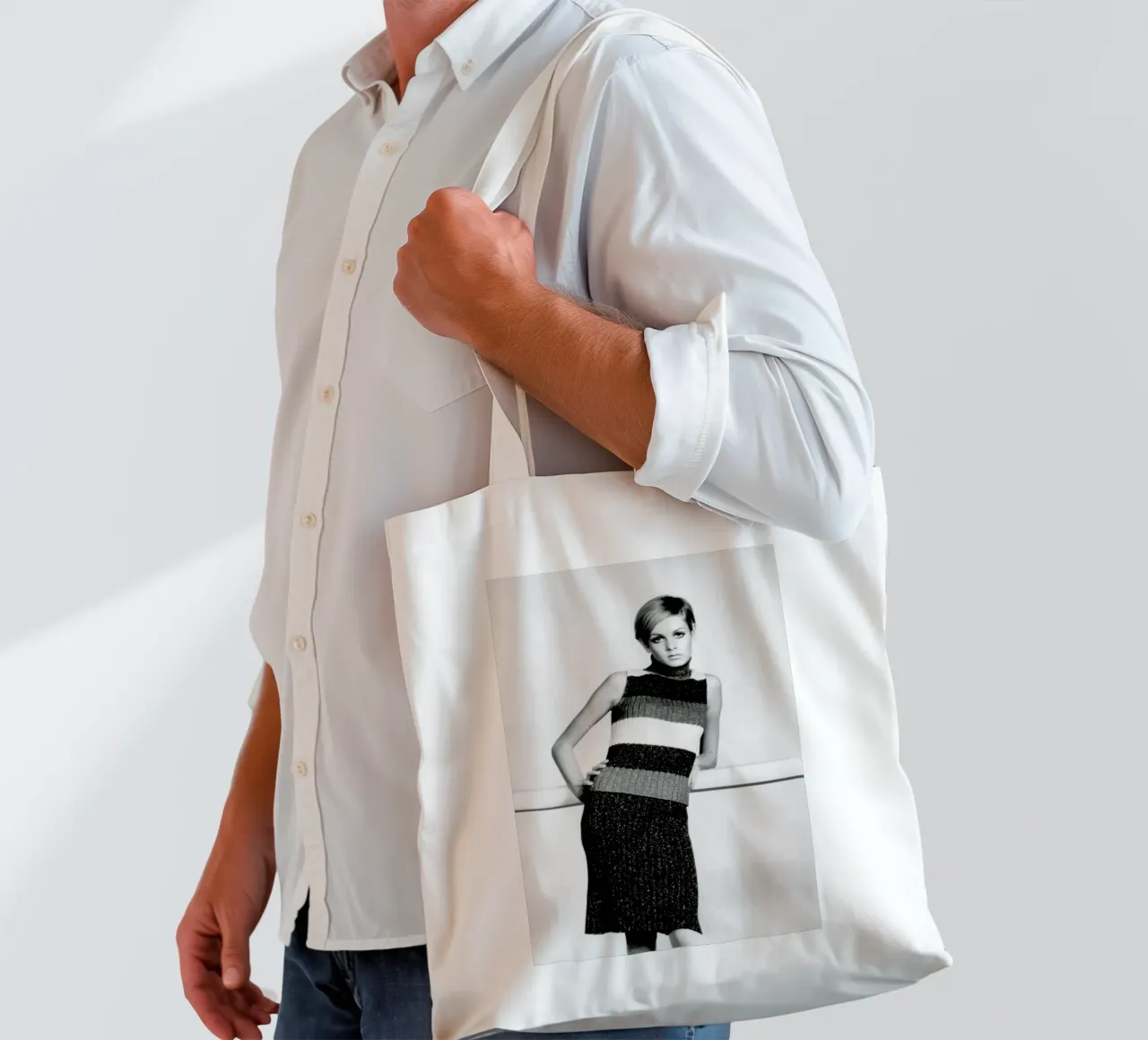 Twiggy in a knitted suit borsa in juta da Gallery Print and Art Limited