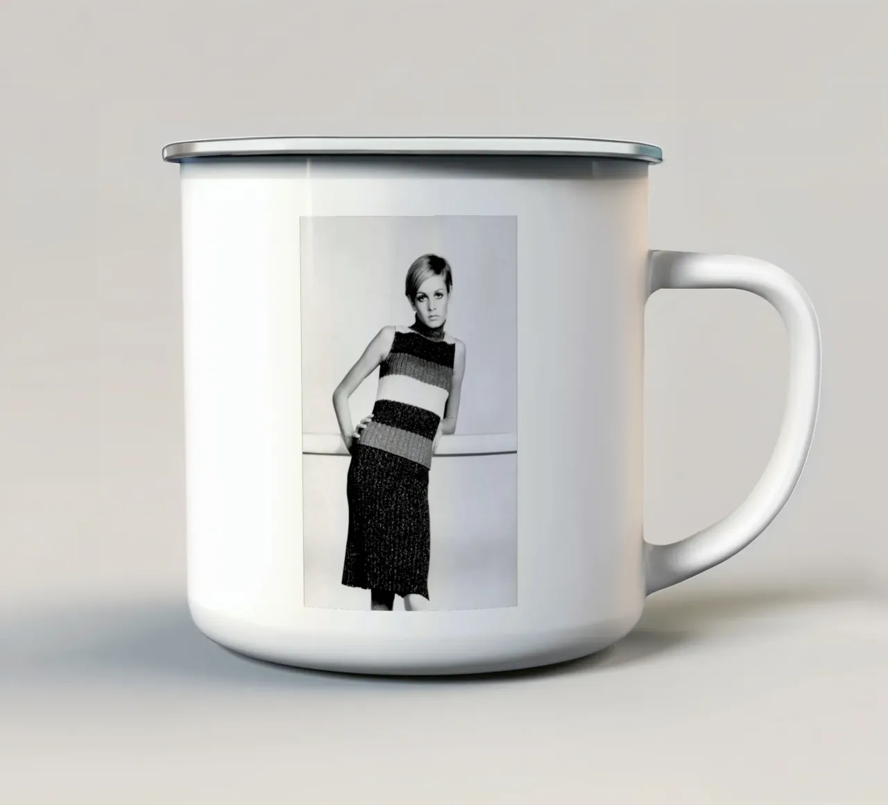Twiggy in a knitted suit tazza in smalto da Gallery Print and Art Limited