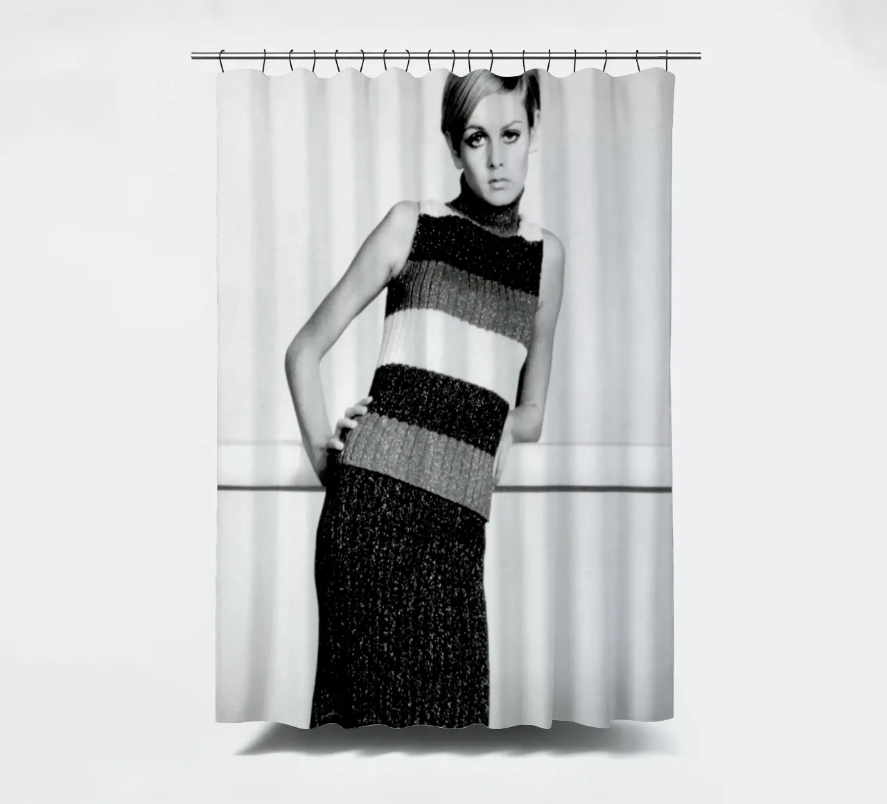 Twiggy in a knitted suit tenda da doccia da Gallery Print and Art Limited