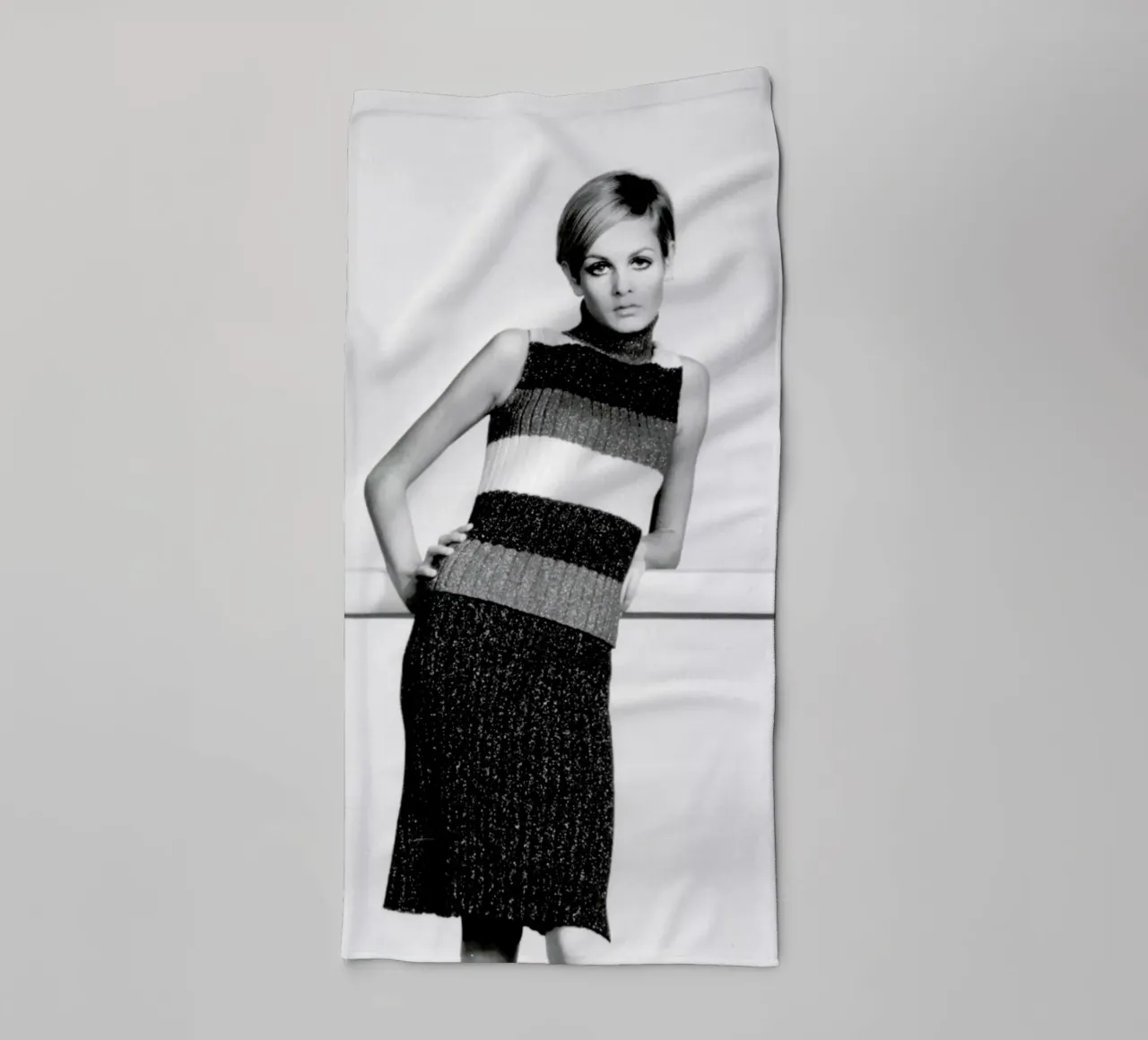 Twiggy in a knitted suit asciugamano da bagno da Gallery Print and Art Limited
