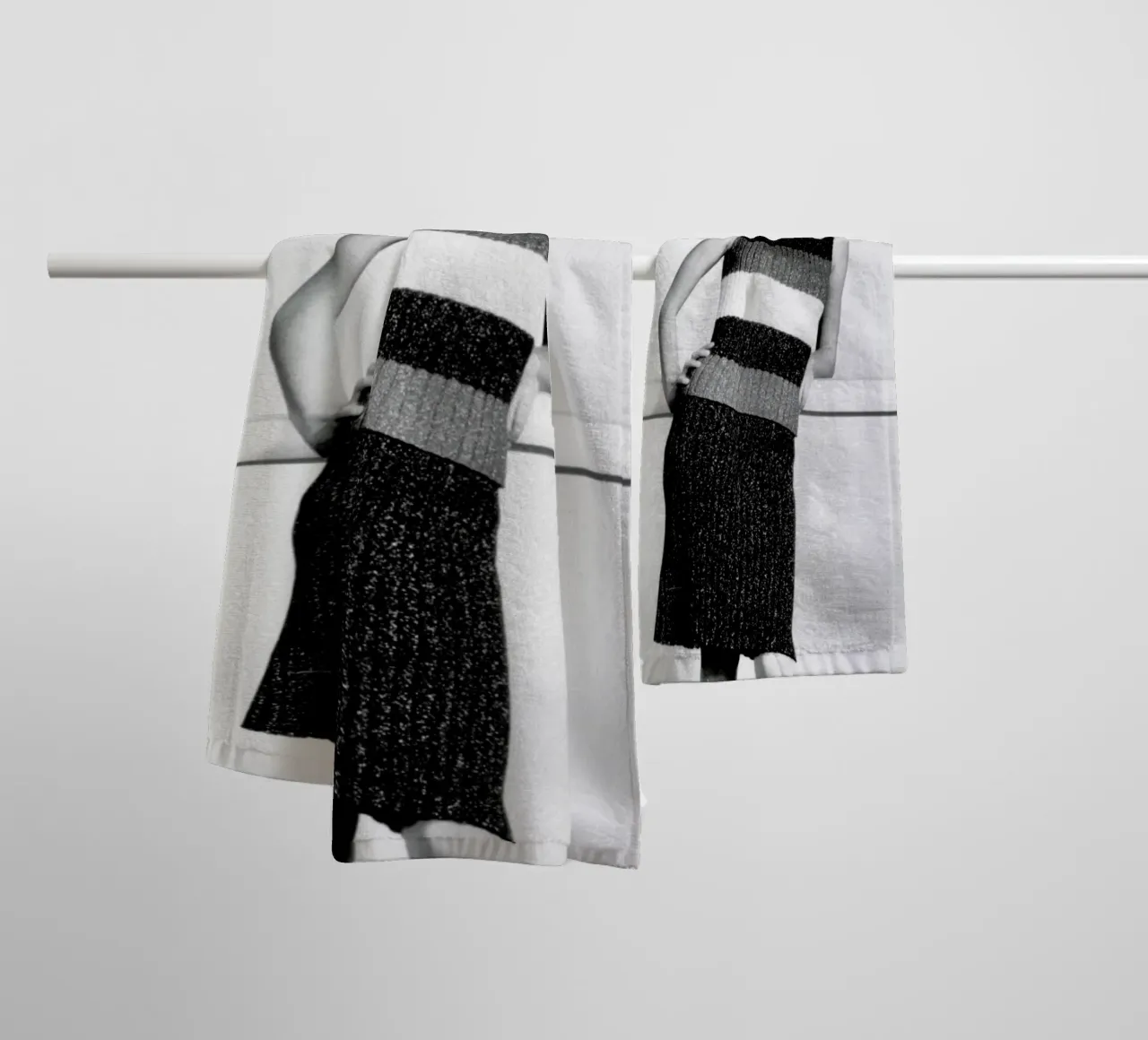 Twiggy in a knitted suit asciugamano da bagno da Gallery Print and Art Limited