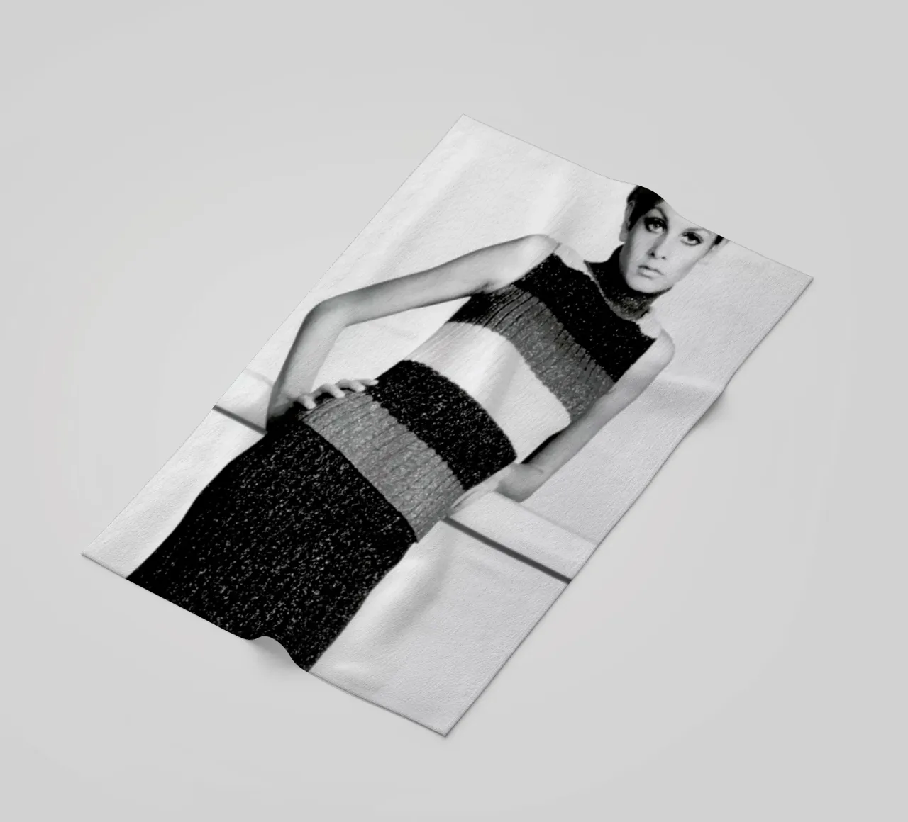 Twiggy in a knitted suit telo mare da Gallery Print and Art Limited