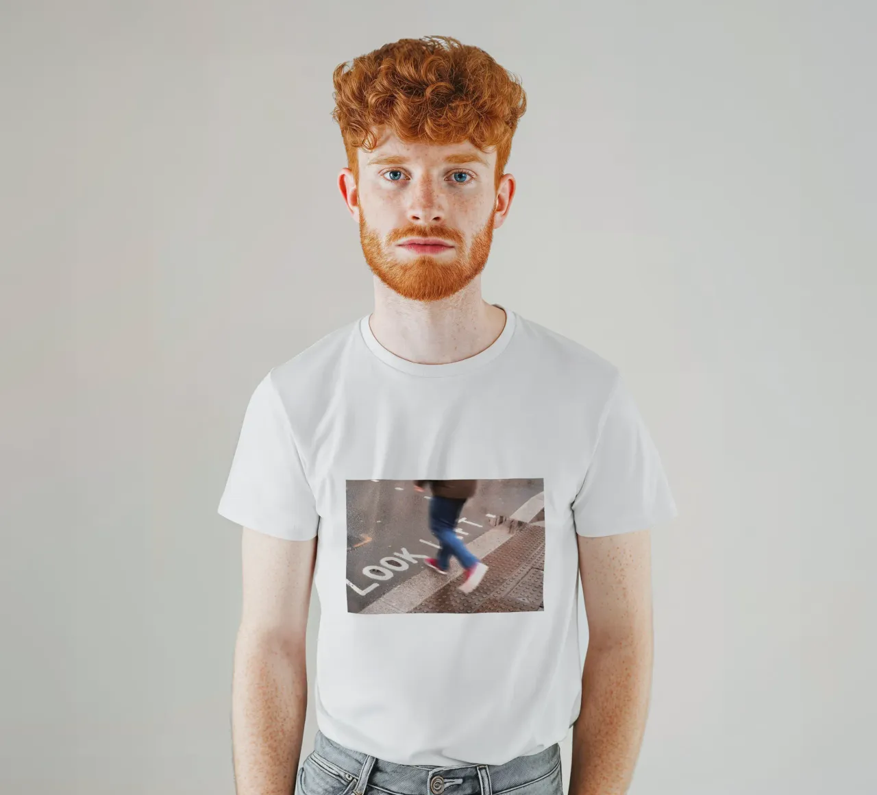 Londra, Inghilterra I pedoni in movimento su uno sguardo a sinistra t-shirt da Julie Travel Photography