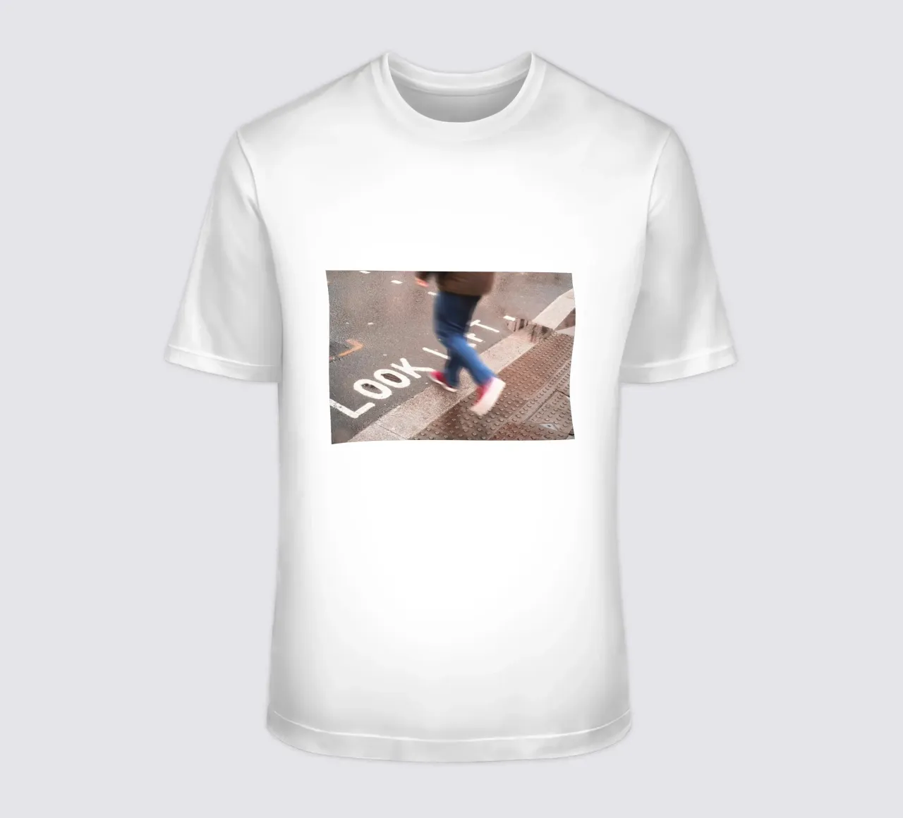 Londra, Inghilterra I pedoni in movimento su uno sguardo a sinistra t-shirt da Julie Travel Photography