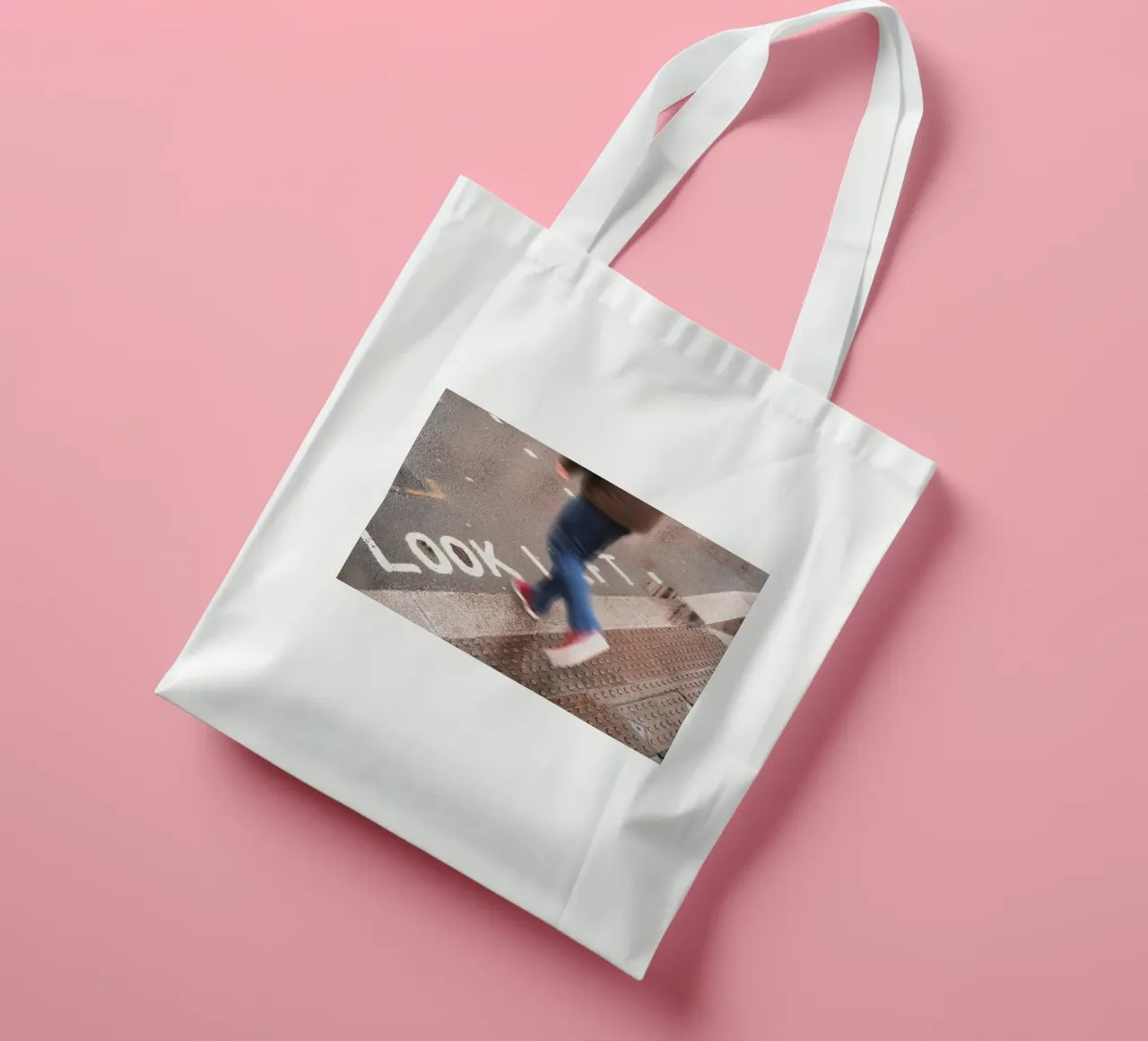 Londra, Inghilterra I pedoni in movimento su uno sguardo a sinistra borsa in juta da Julie Travel Photography