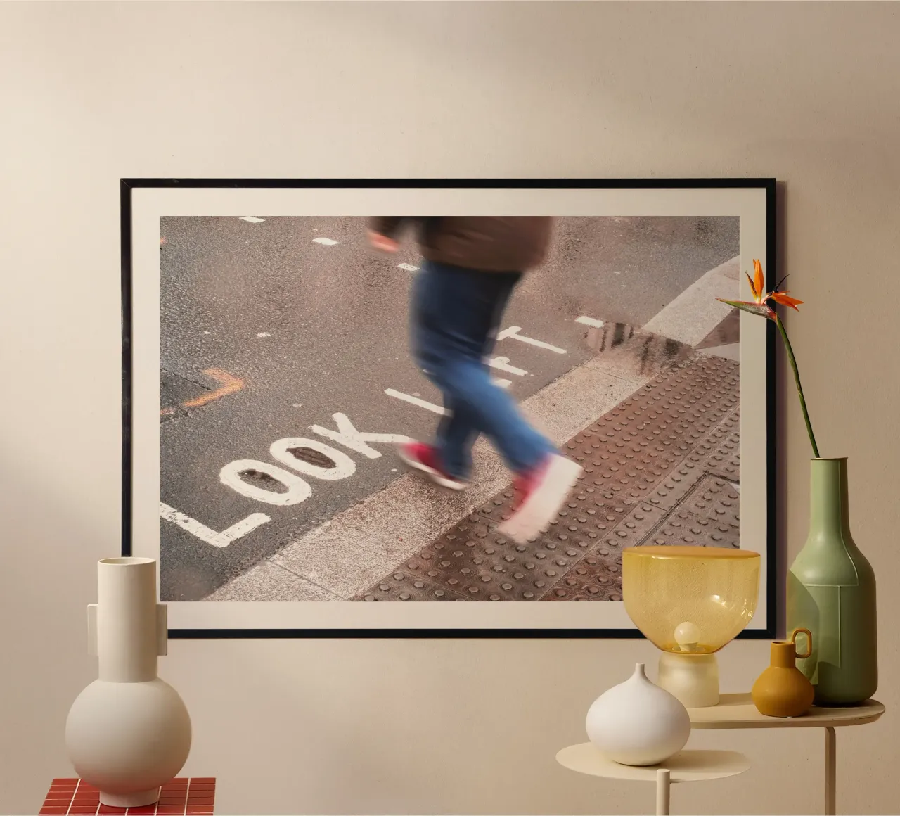 Londres, Angleterre I Piéton en mouvement sur un Look Left poster de Julie Travel Photography