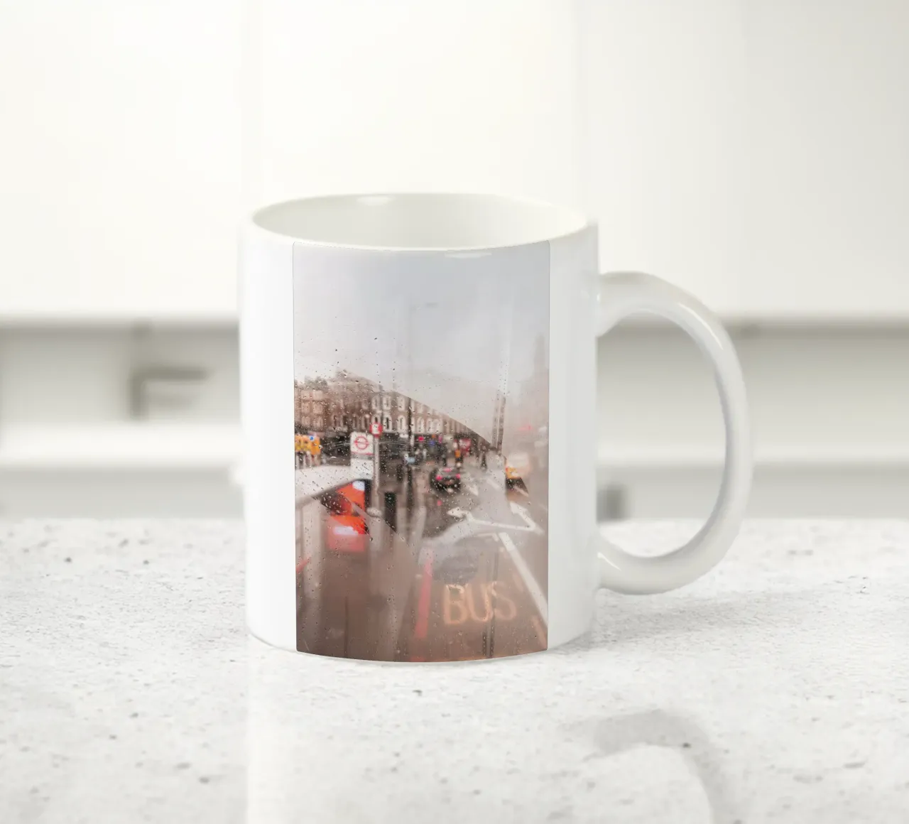 Londra, Inghilterra I Strada piovosa vista da un autobus rosso tazza in ceramica da Julie Travel Photography