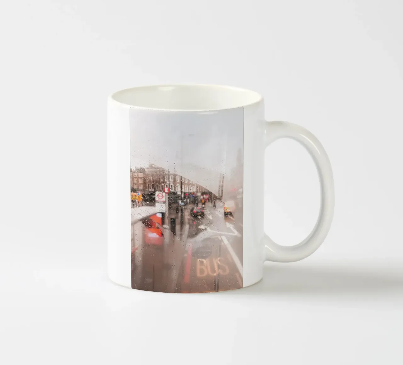 Londra, Inghilterra I Strada piovosa vista da un autobus rosso tazza in ceramica da Julie Travel Photography