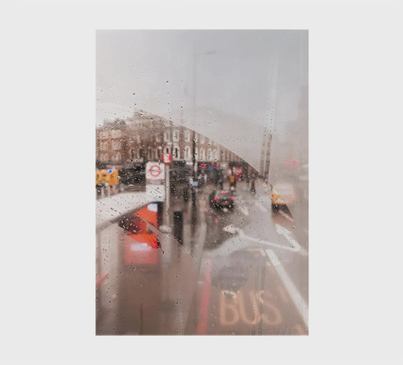 Londres, Angleterre I Rue pluvieuse vue depuis un bus rouge carnet de notes de Julie Travel Photography