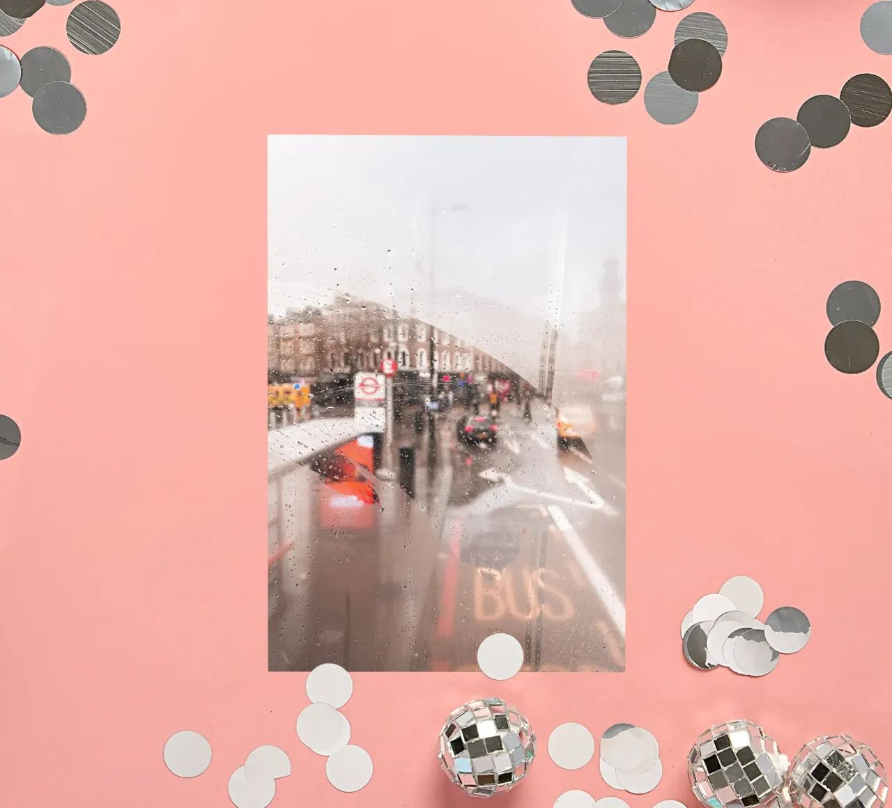 Londres, Angleterre I Rue pluvieuse vue depuis un bus rouge autocollant de Julie Travel Photography