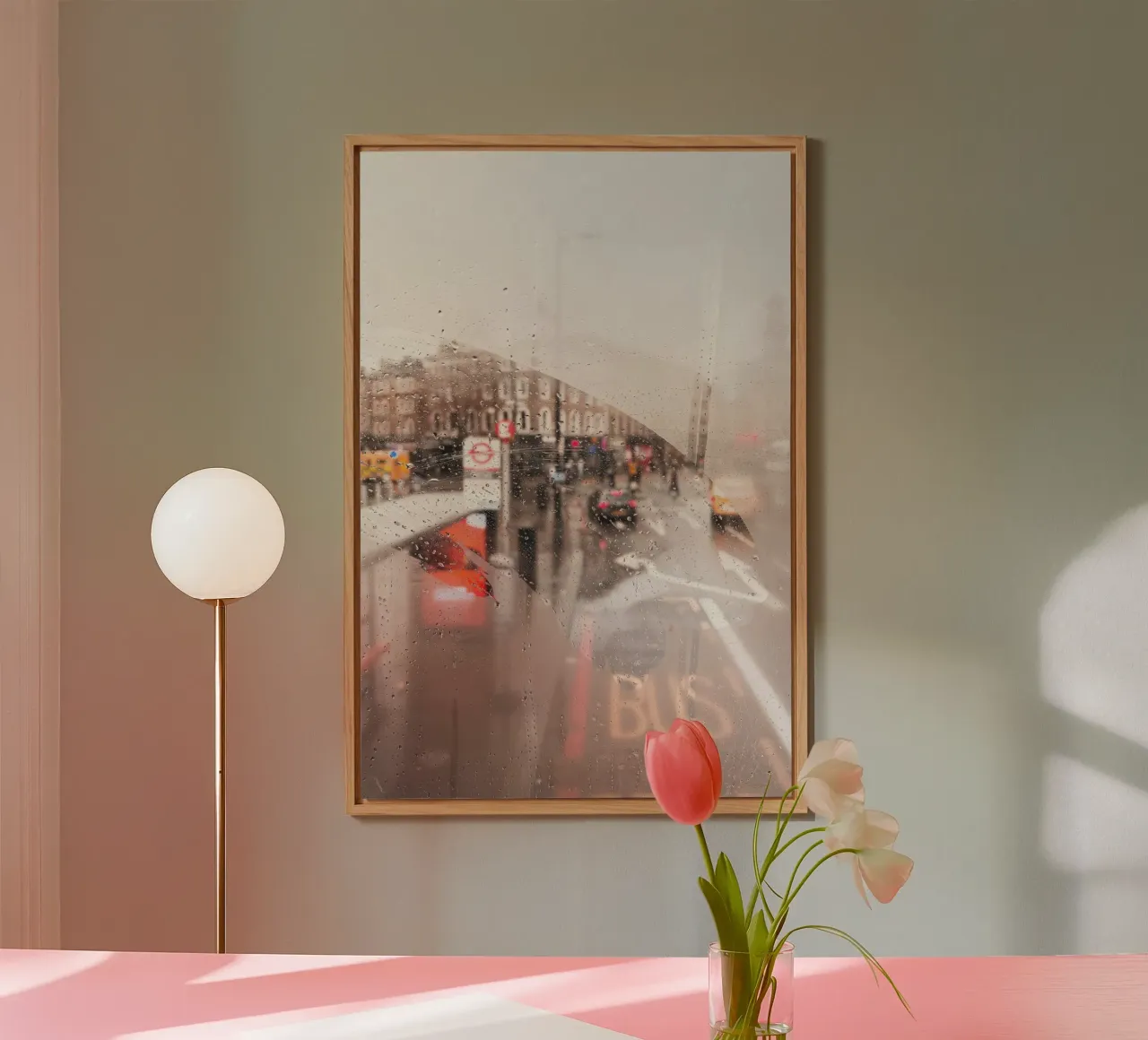 Londres, Angleterre I Rue pluvieuse vue depuis un bus rouge alu dibond de Julie Travel Photography