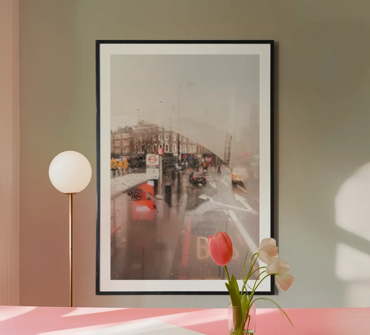 Londres, Angleterre I Rue pluvieuse vue depuis un bus rouge hahnemühle de Julie Travel Photography