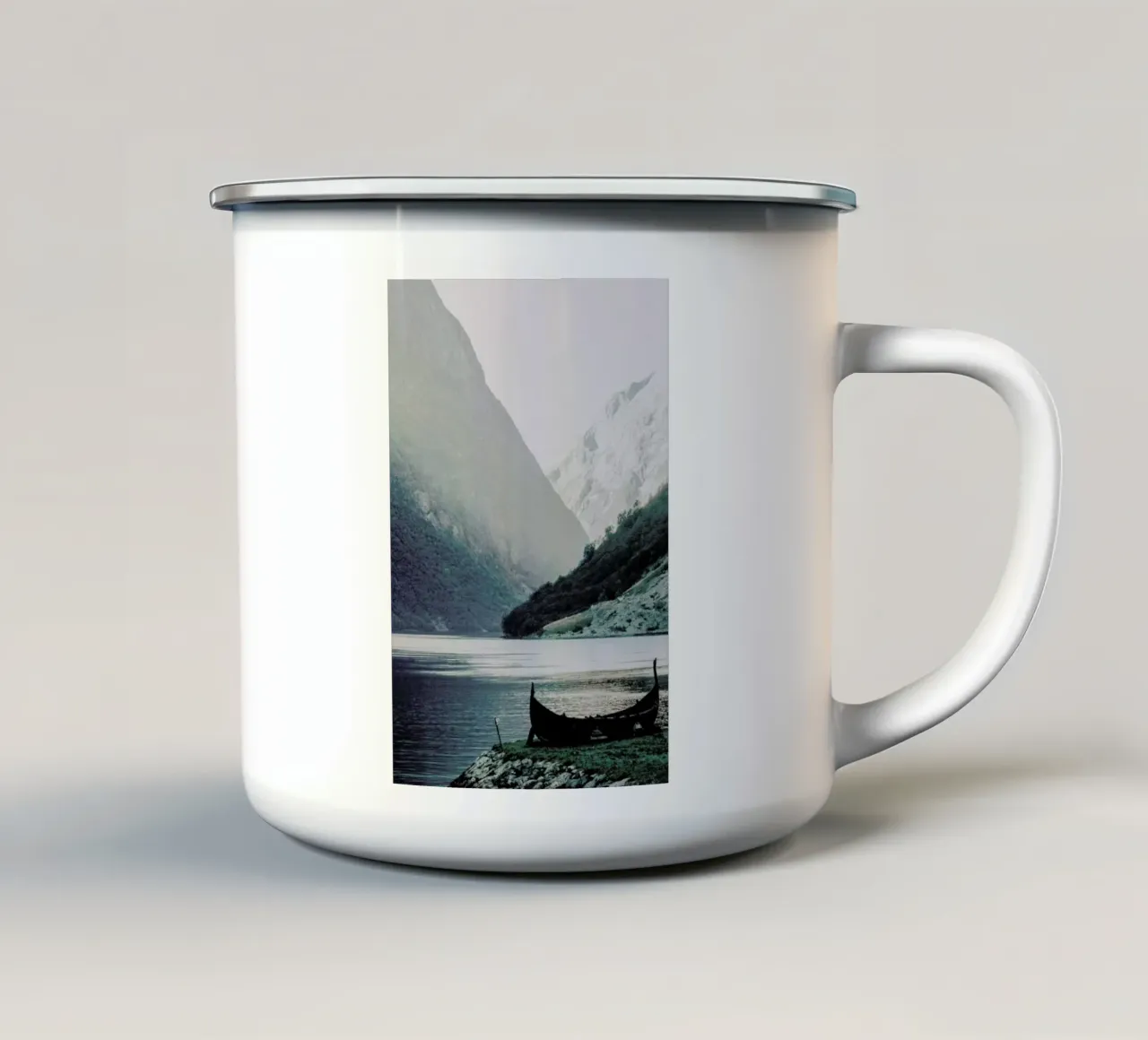 Silence tazza in smalto da Ingrid Beddoes