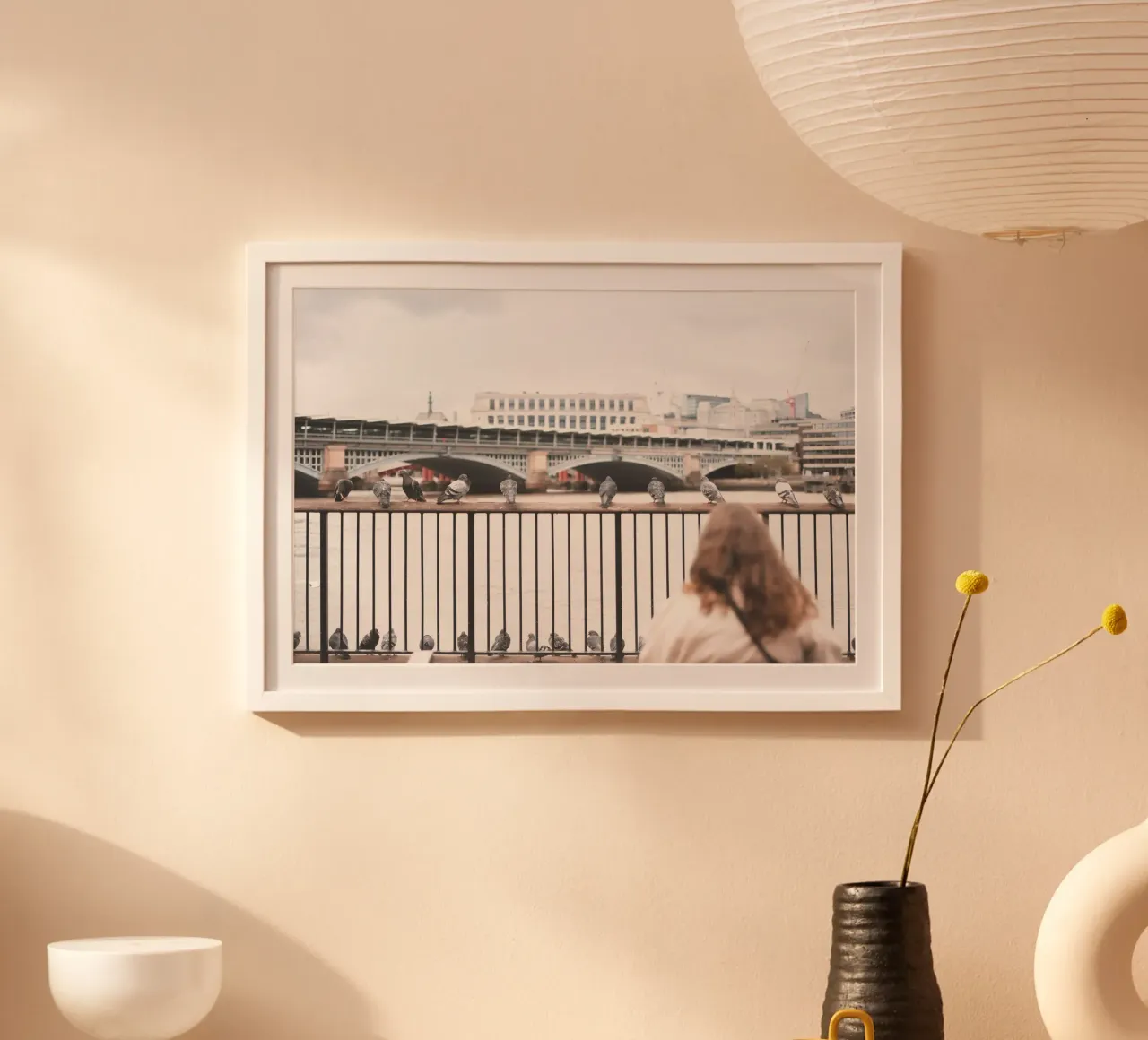 Londra, Inghilterra I Donna che contempla i piccioni grigi poster con telaio in legno da Julie Travel Photography