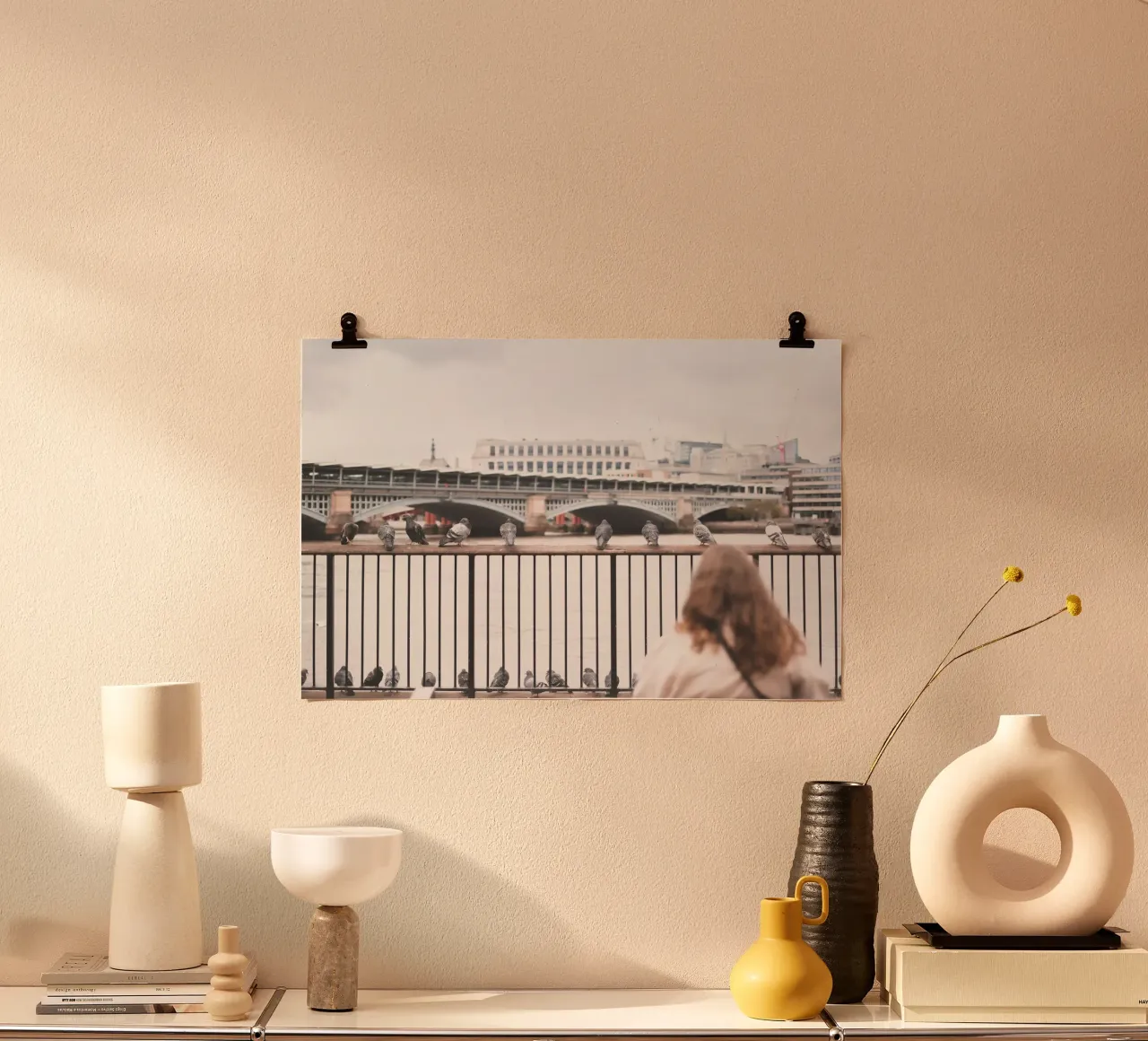 Londra, Inghilterra I Donna che contempla i piccioni grigi poster con telaio in legno da Julie Travel Photography
