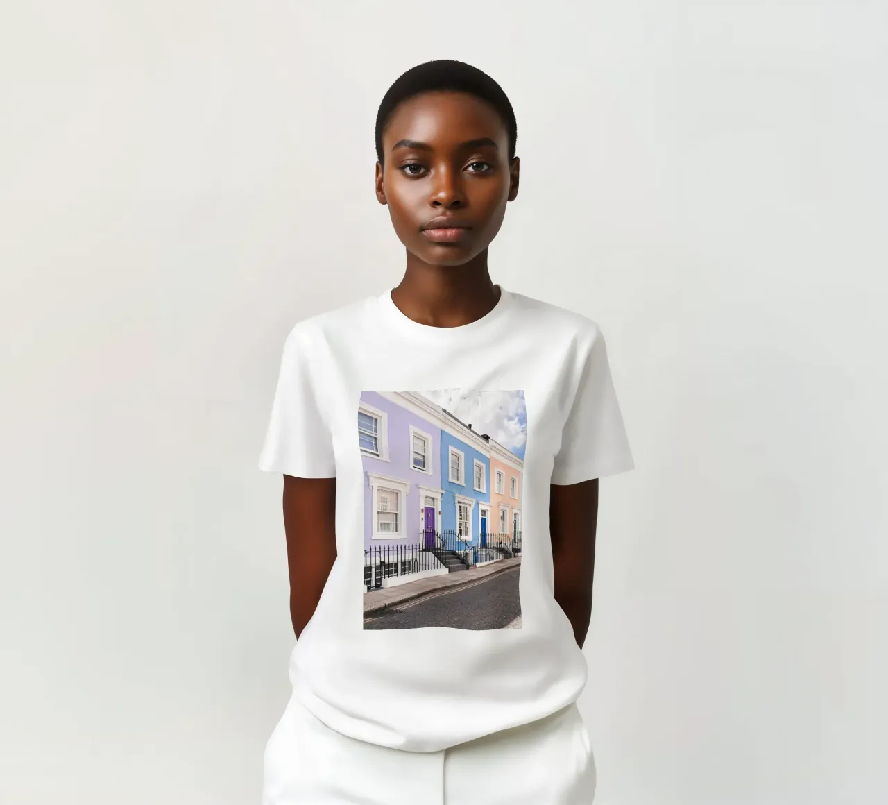 Londra, Inghilterra I Facciate di strade pastello a Notting Hill t-shirt da Julie Travel Photography