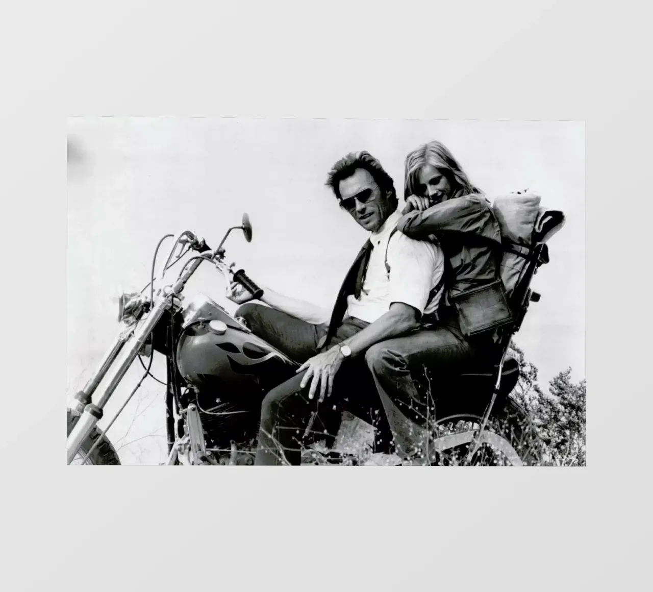 Clint Eastwood & Sondra Locke in 'The Gauntlet' pellicola backlit da Gallery Print and Art Limited
