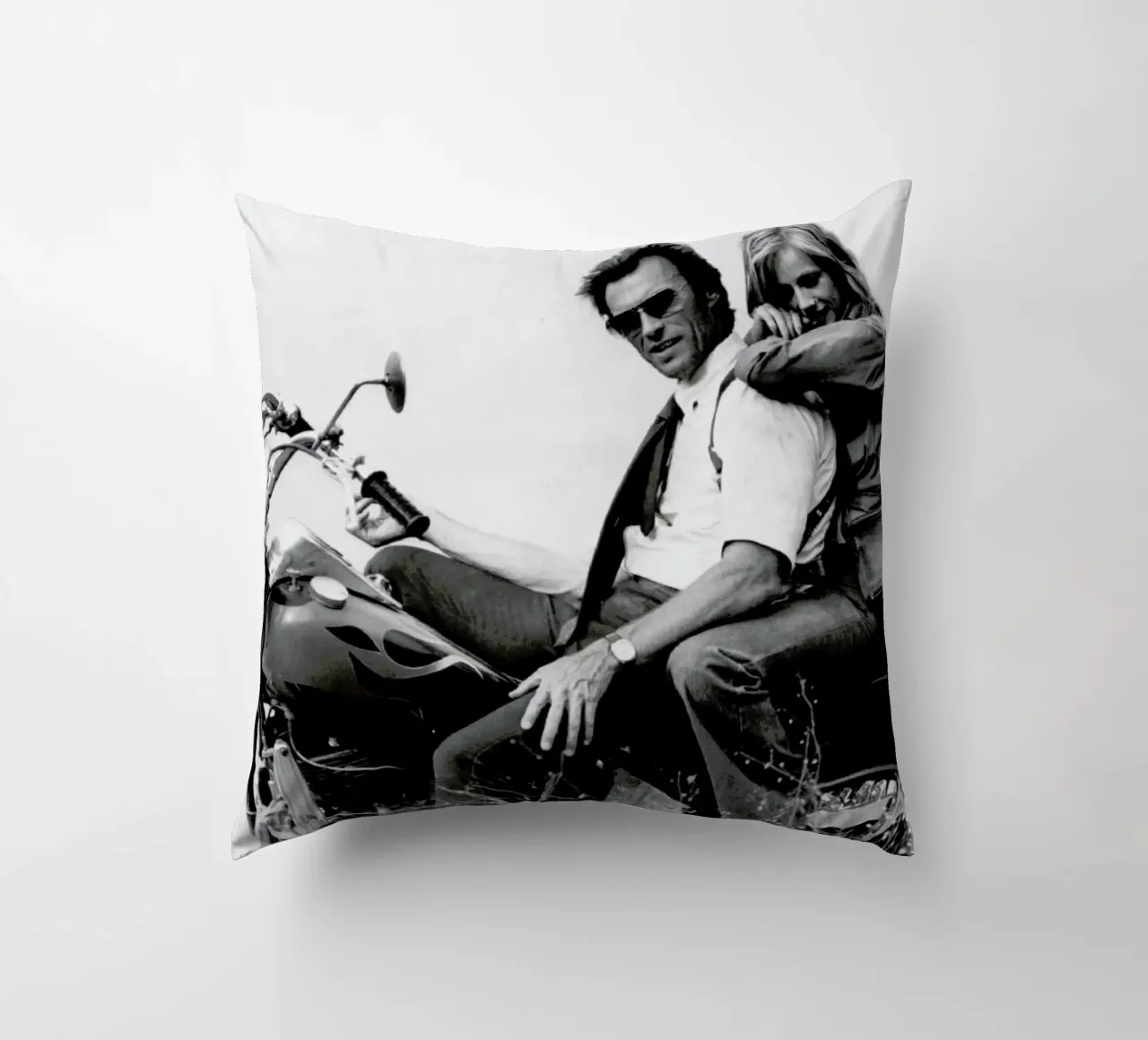 Clint Eastwood & Sondra Locke in 'The Gauntlet' cuscino da Gallery Print and Art Limited