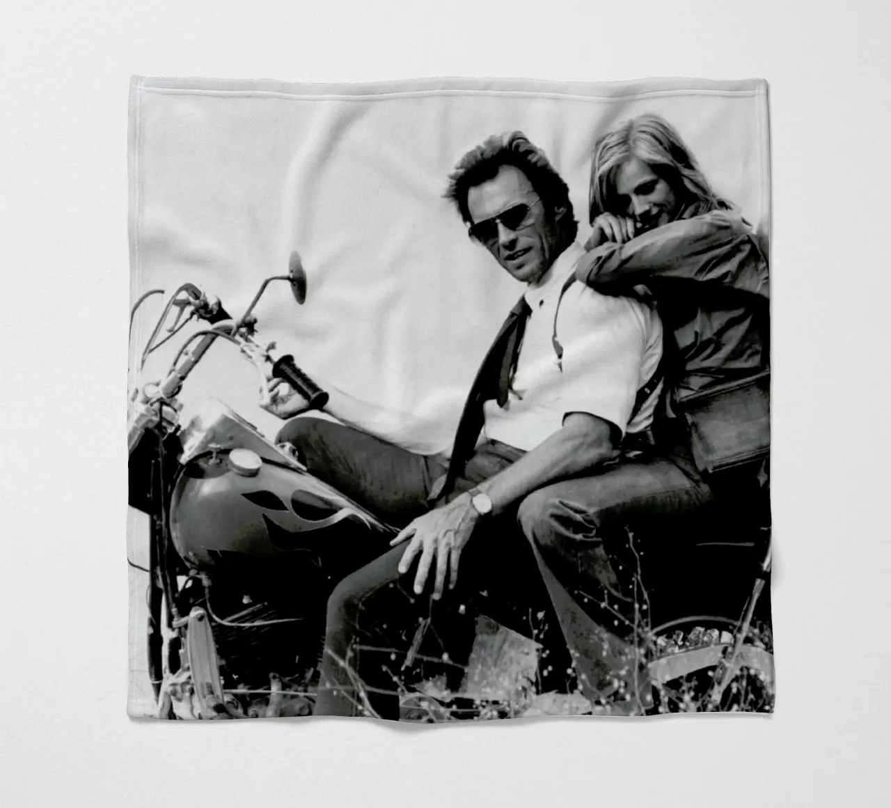 Clint Eastwood & Sondra Locke in 'The Gauntlet' coperta in pile da Gallery Print and Art Limited