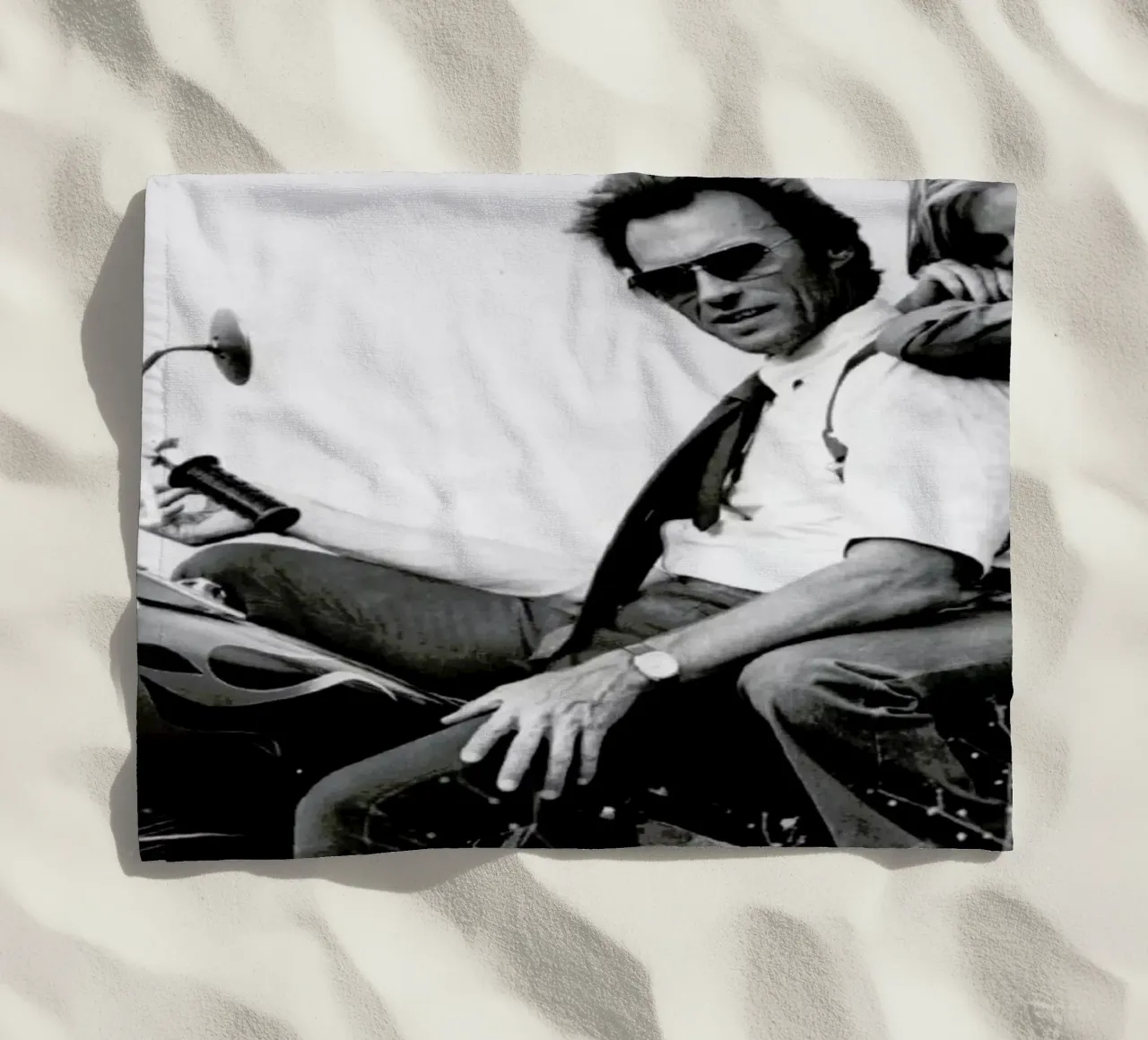 Clint Eastwood & Sondra Locke in 'The Gauntlet' telo mare da Gallery Print and Art Limited