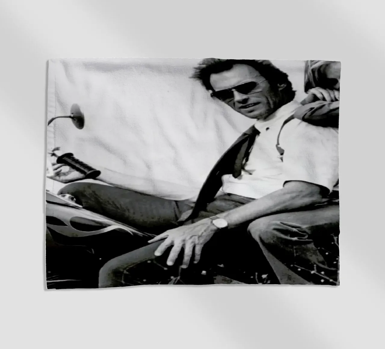 Clint Eastwood & Sondra Locke in 'The Gauntlet' telo mare da Gallery Print and Art Limited