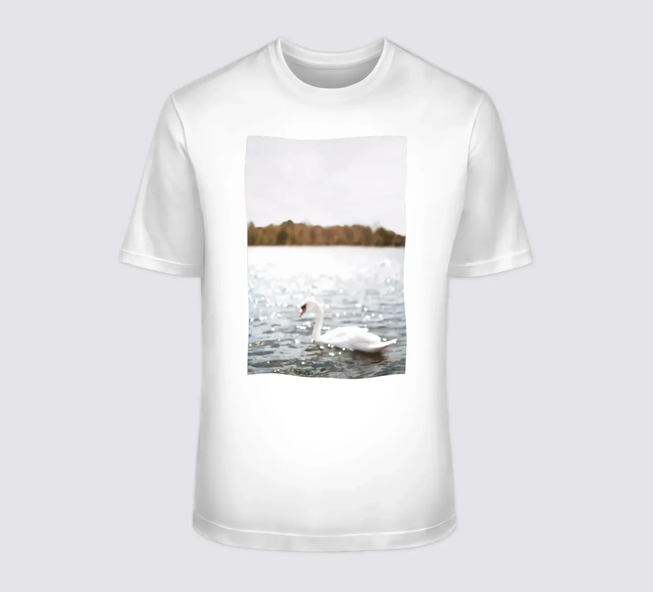 Londra, Inghilterra I Cigno sul lago scintillante di Hyde Park t-shirt da Julie Travel Photography