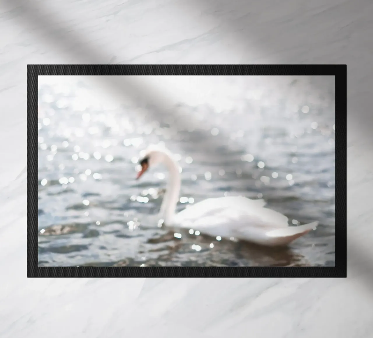 Londra, Inghilterra I Cigno sul lago scintillante di Hyde Park zerbino da Julie Travel Photography