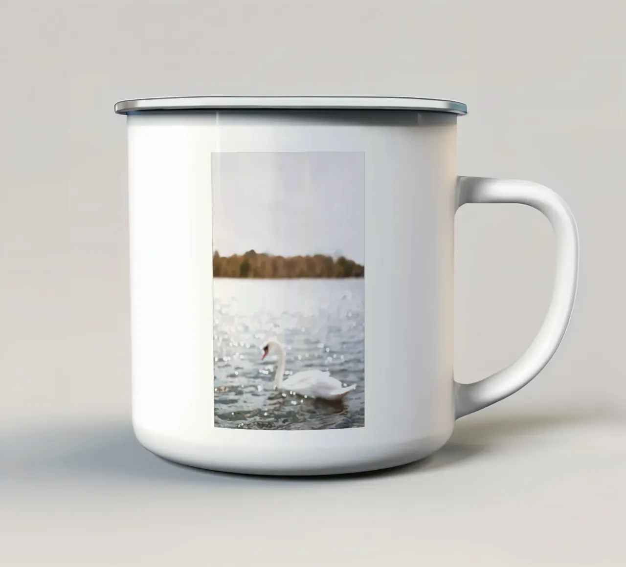 Londra, Inghilterra I Cigno sul lago scintillante di Hyde Park tazza in smalto da Julie Travel Photography