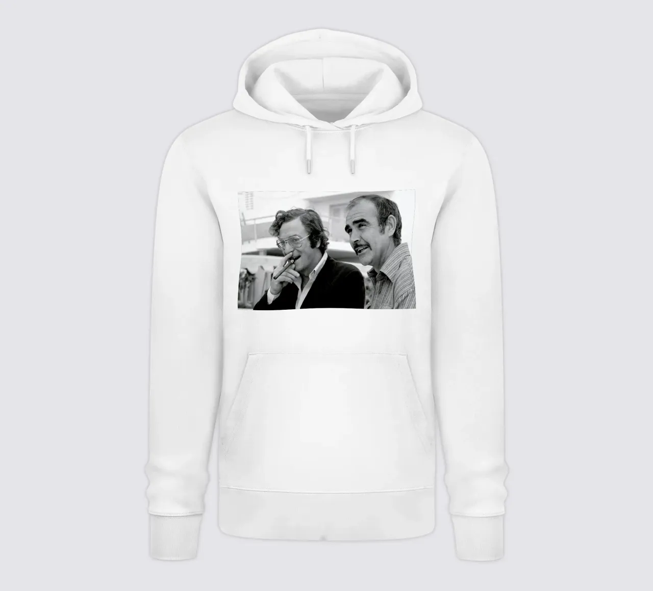 Michael Caine & Sean Connery on Set felpa con cappuccio da Gallery Print and Art Limited