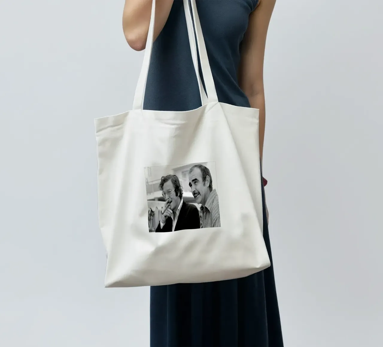 Michael Caine & Sean Connery on Set borsa in juta da Gallery Print and Art Limited