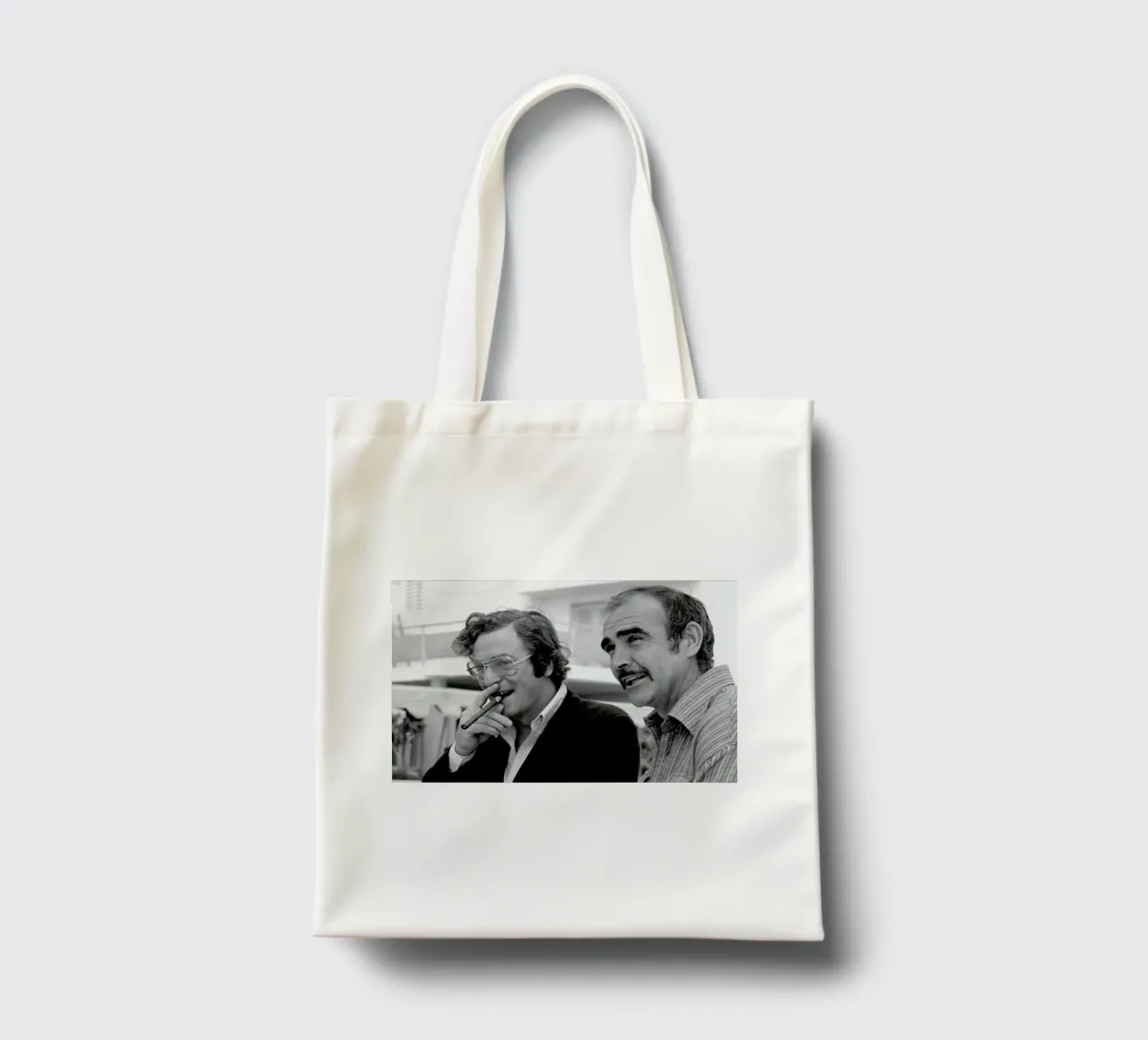 Michael Caine & Sean Connery on Set borsa in juta da Gallery Print and Art Limited
