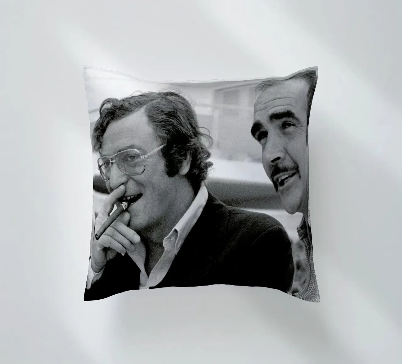 Michael Caine & Sean Connery on Set Kissen von Gallery Print and Art Limited