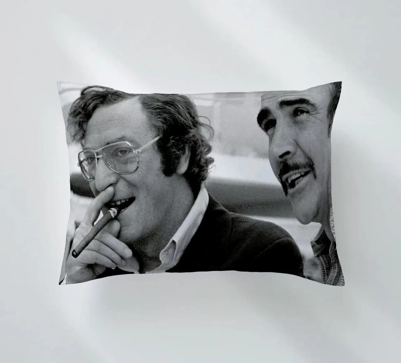 Michael Caine & Sean Connery on Set cuscino da Gallery Print and Art Limited