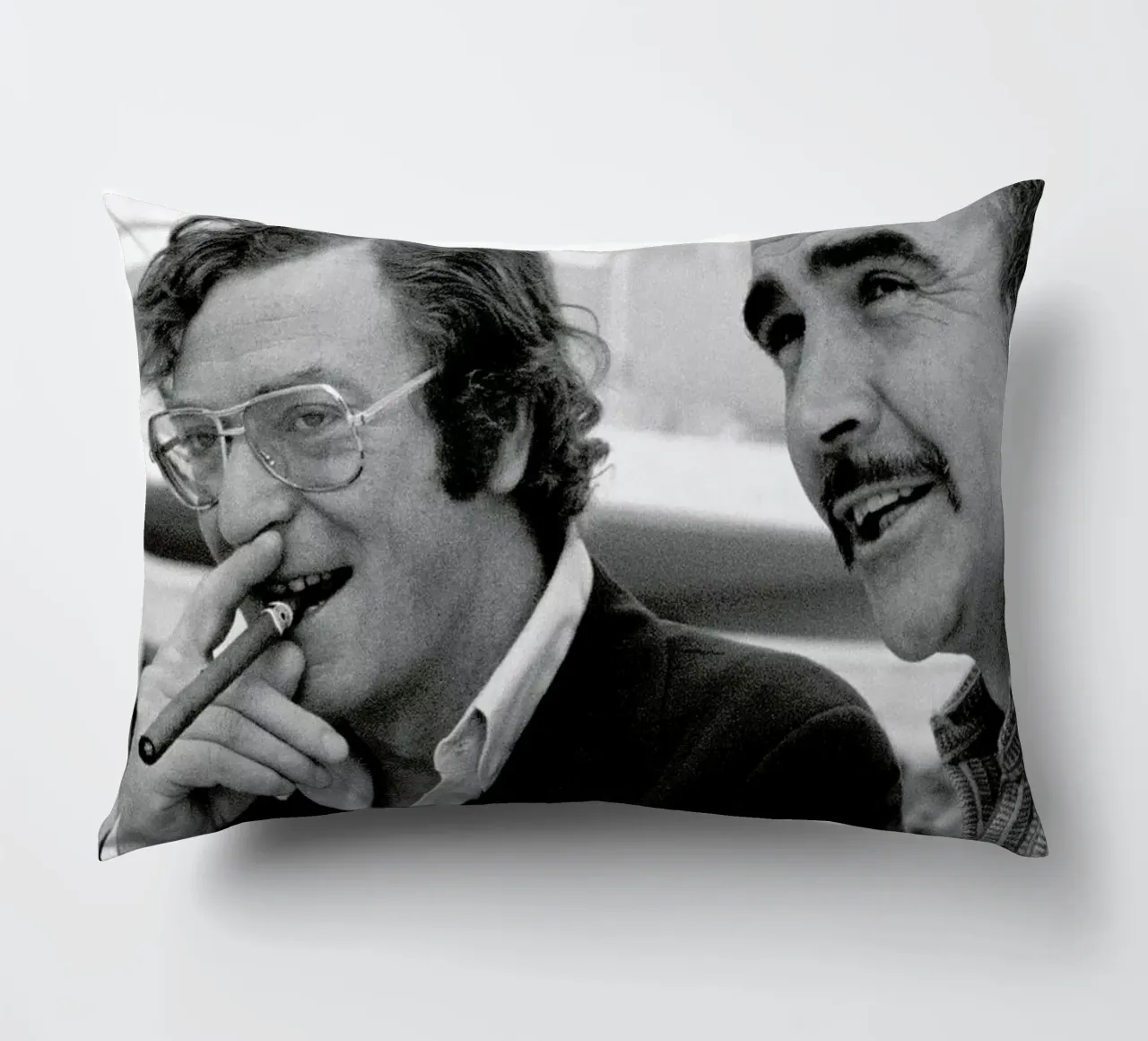 Michael Caine & Sean Connery on Set cuscino da Gallery Print and Art Limited