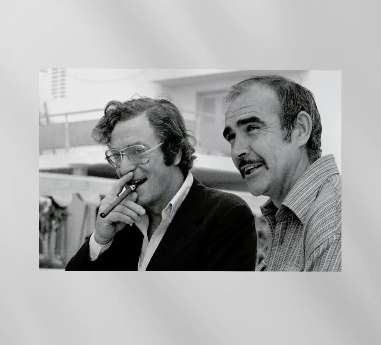 Michael Caine & Sean Connery on Set pellicola backlit da Gallery Print and Art Limited