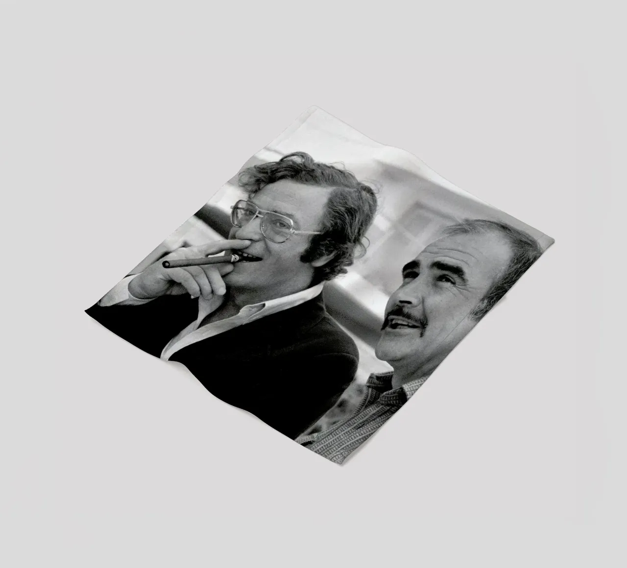 Michael Caine & Sean Connery on Set coperta in pile da Gallery Print and Art Limited