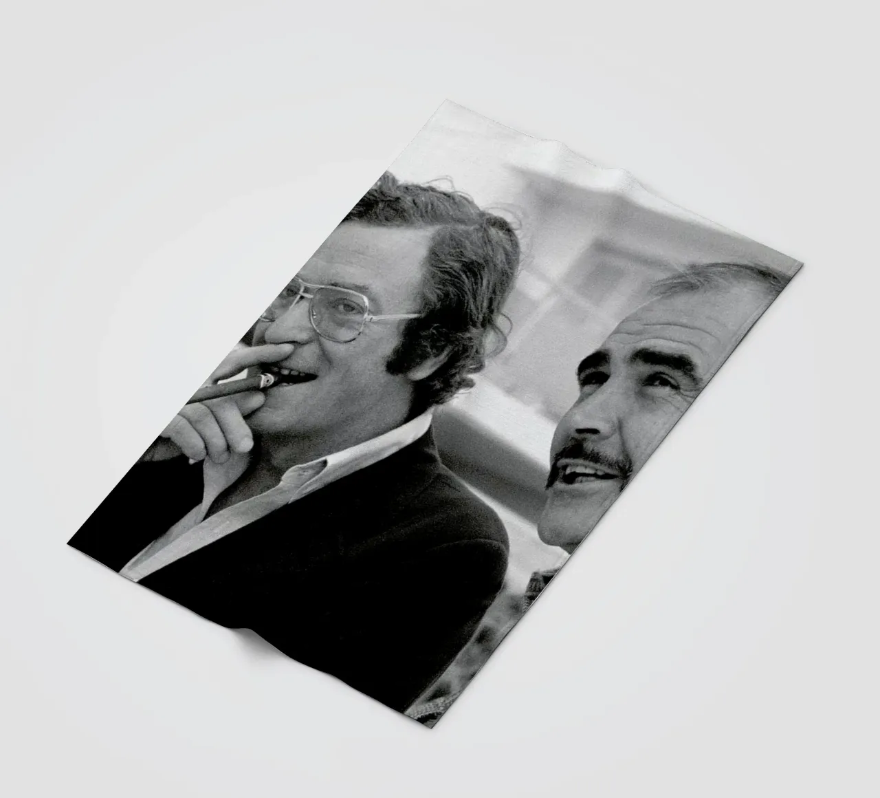 Michael Caine & Sean Connery on Set coperta in pile da Gallery Print and Art Limited