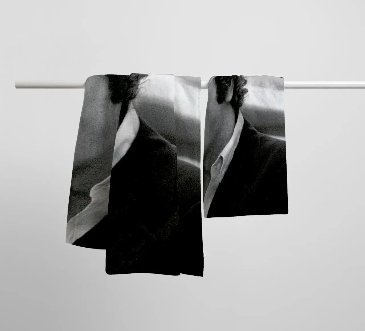 Michael Caine & Sean Connery on Set asciugamano da bagno da Gallery Print and Art Limited