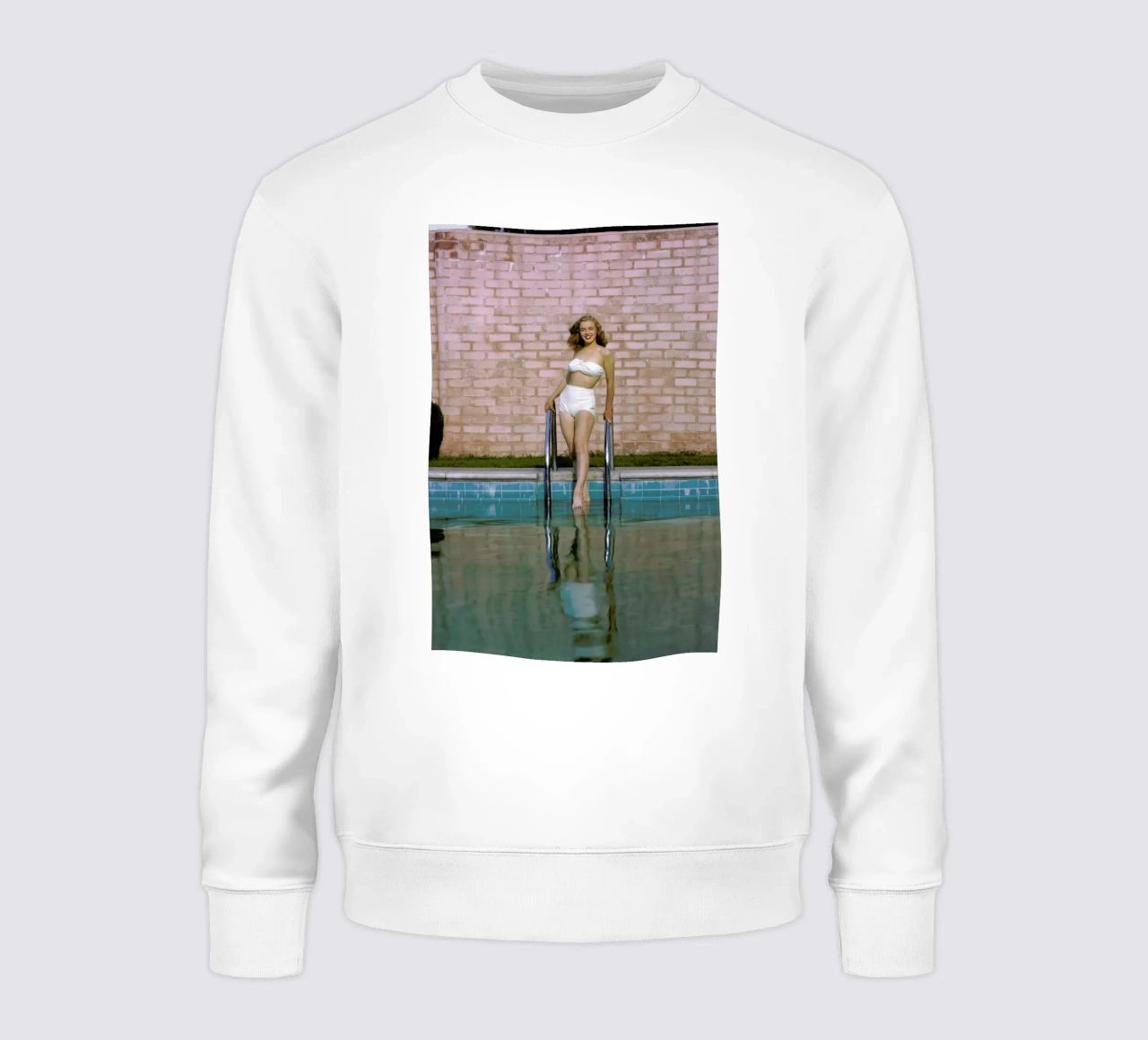 Young Marilyn Monroe Poolside I sudadera de Gallery Print and Art Limited