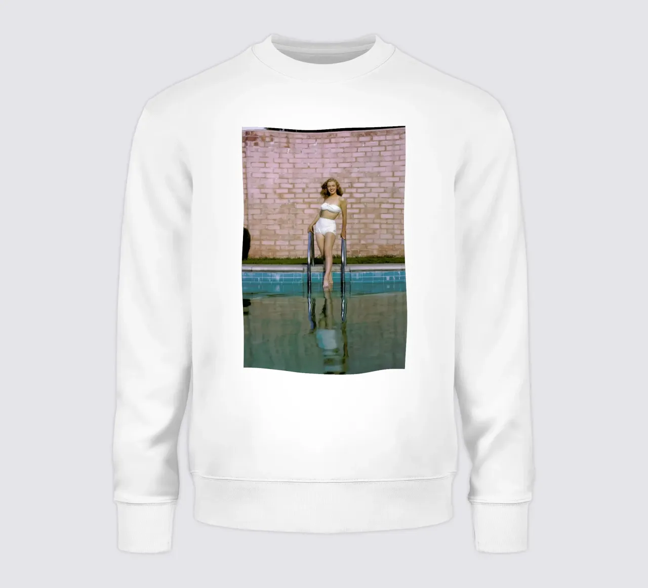 Young Marilyn Monroe Poolside I felpa da Gallery Print and Art Limited