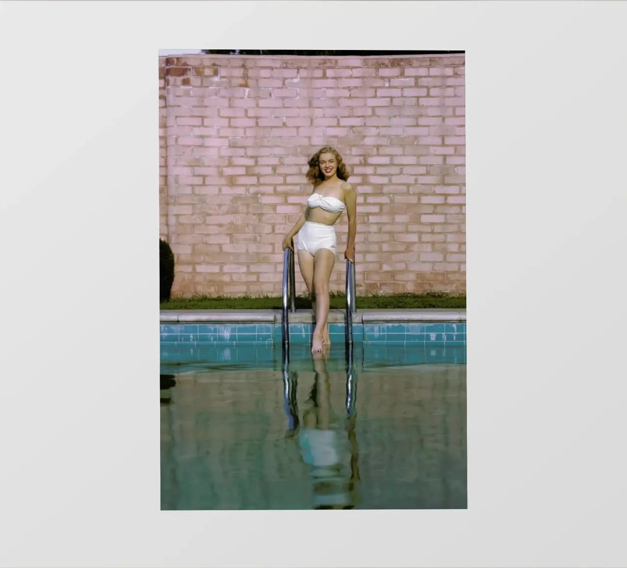 Young Marilyn Monroe Poolside I telo in pvc da Gallery Print and Art Limited