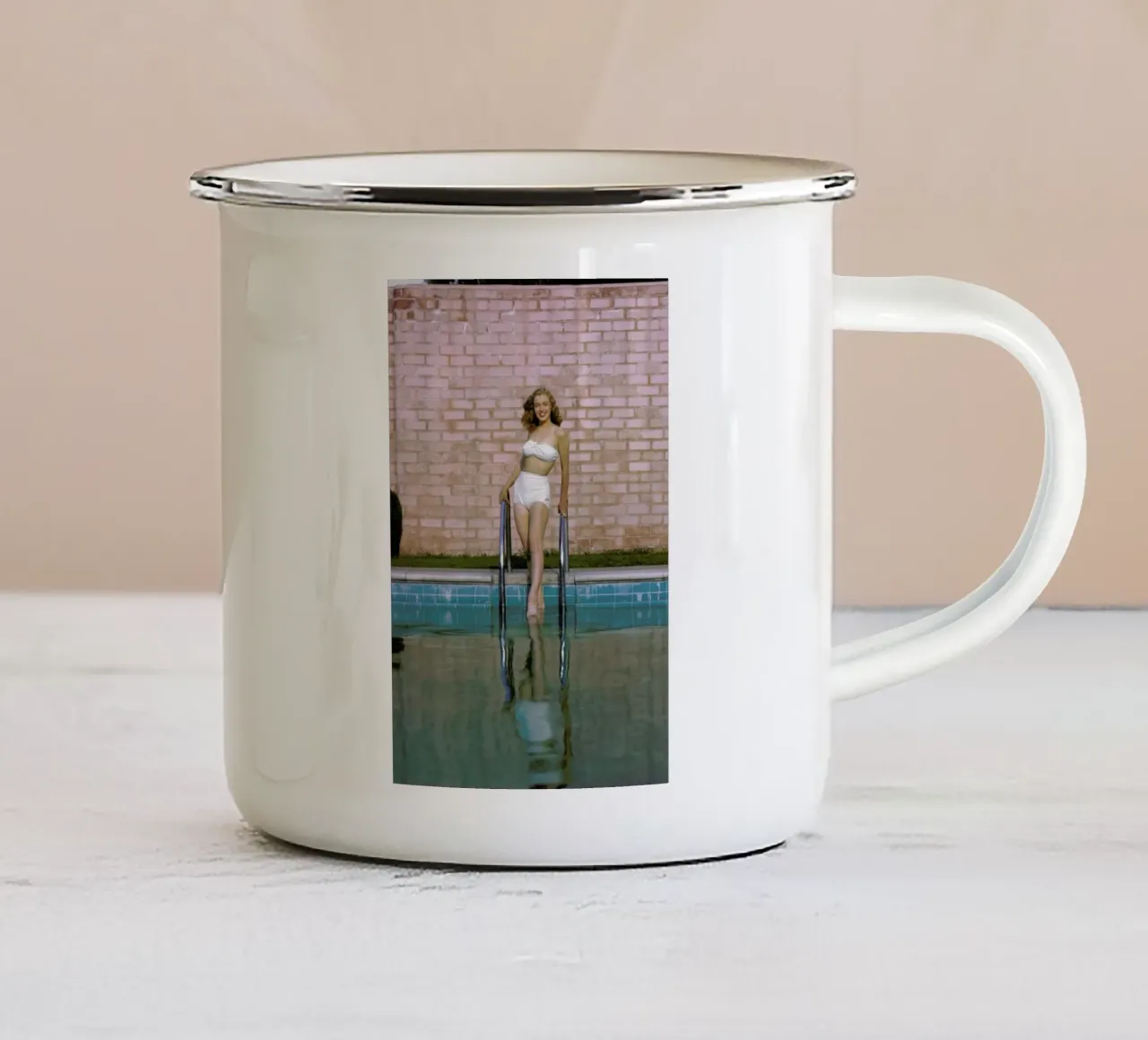 Young Marilyn Monroe Poolside I tazza in smalto da Gallery Print and Art Limited