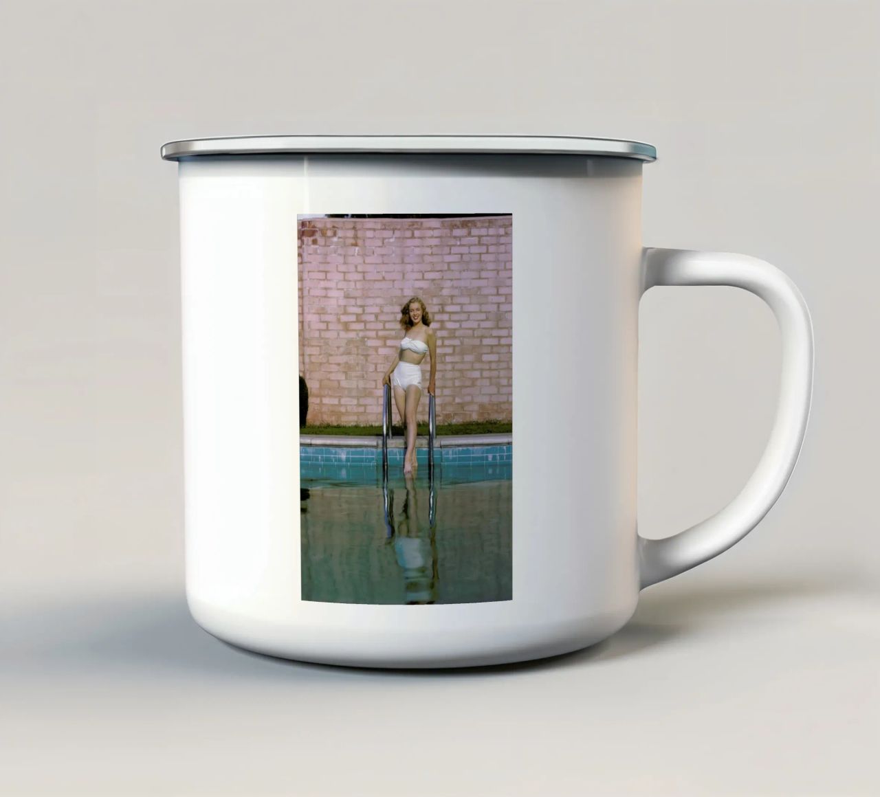 Young Marilyn Monroe Poolside I tazza in smalto da Gallery Print and Art Limited