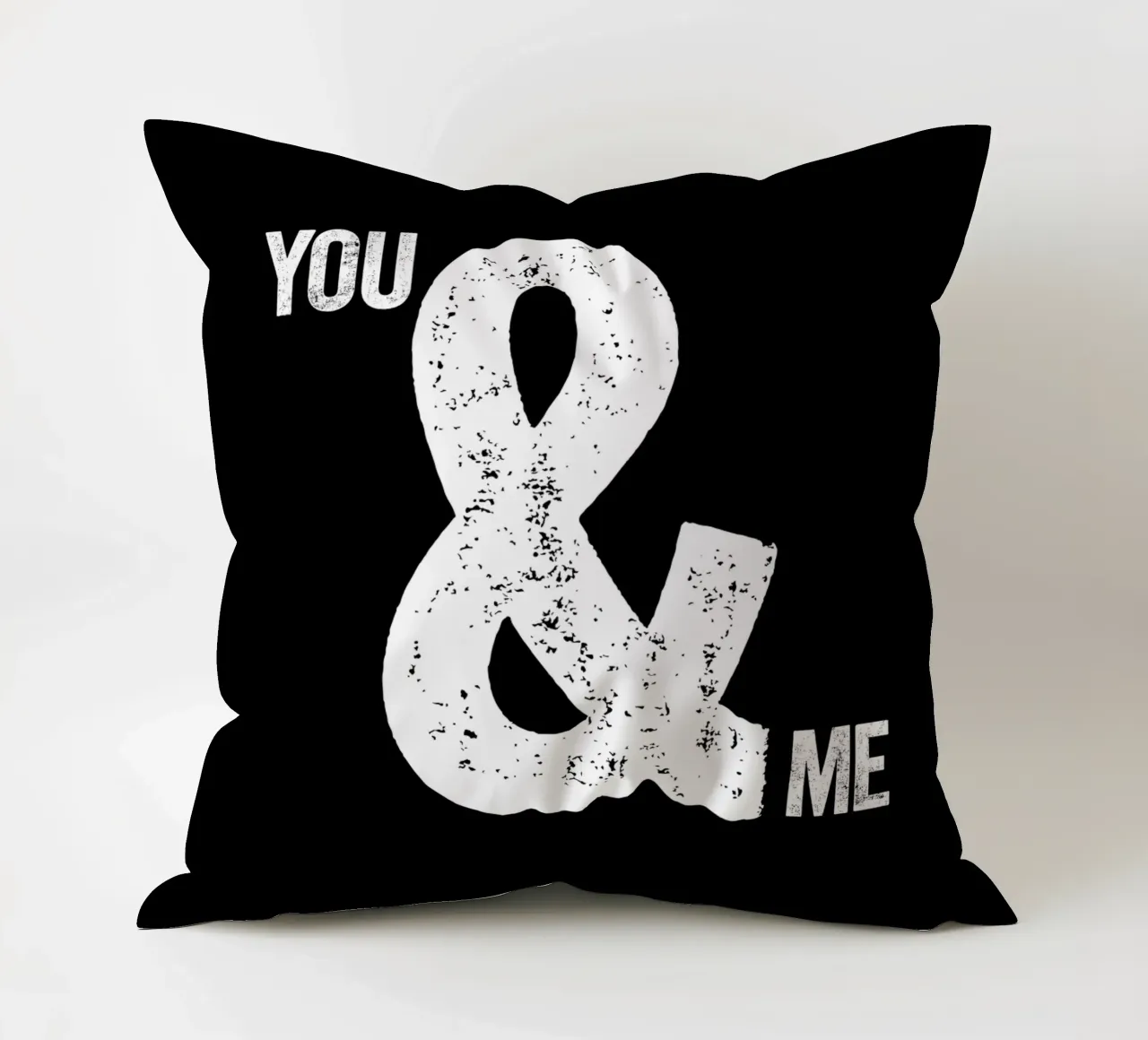 Design tipografico You and Me Ampersand cuscino da THE MOTIVATED TYPE