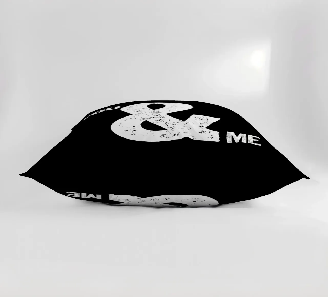 Design tipografico You and Me Ampersand cuscino da THE MOTIVATED TYPE