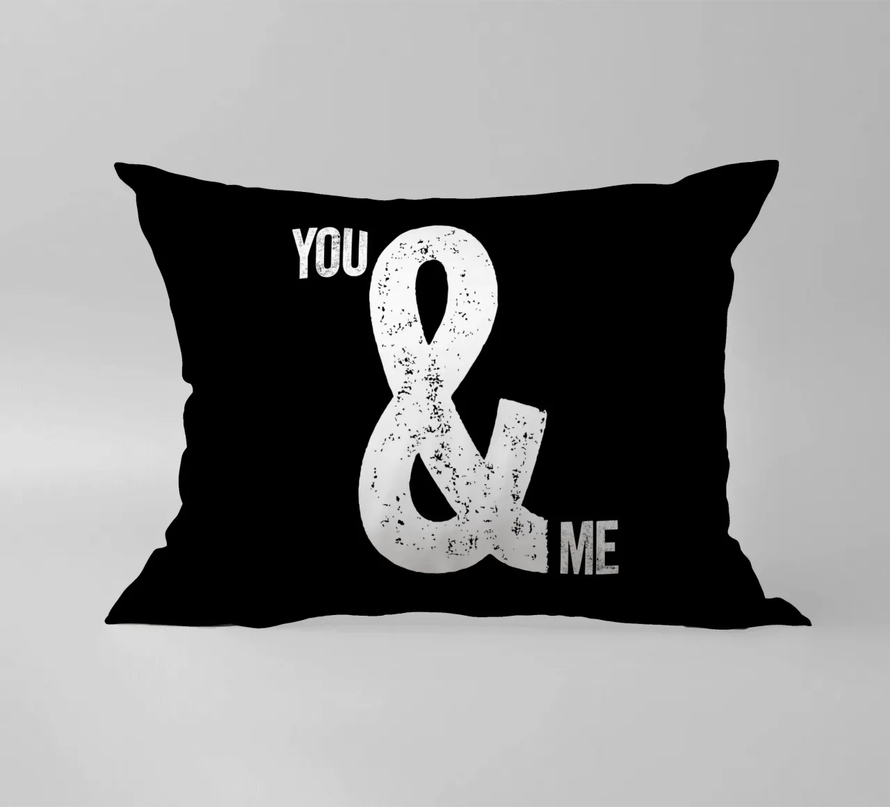 Design tipografico You and Me Ampersand cuscino da THE MOTIVATED TYPE